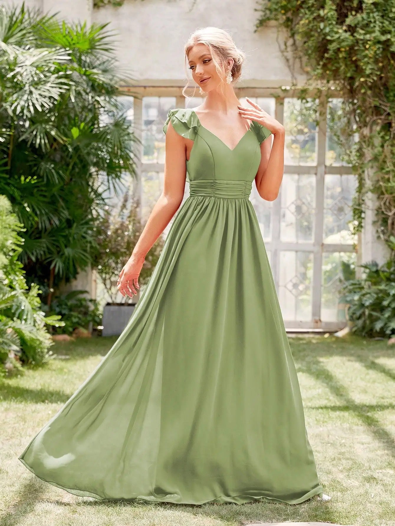 Vestido Longo Verde Fluido com Decote em V e Mangas de Babado em pose de três quartos, com a saia em movimento