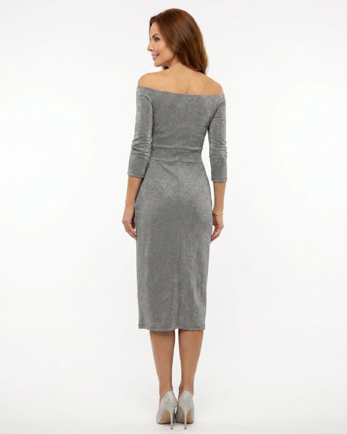 Vestido Midi de Festa com Fenda Cinza visto de costas, mostrando o decote ombro a ombro e o comprimento midi