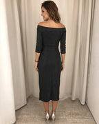 Vestido Midi de Festa com Fenda Preto visto de costas, com o decote ombro a ombro e sandália prateada