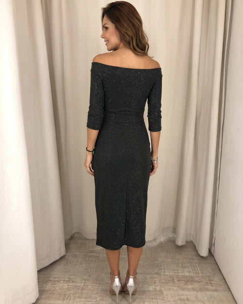 Vestido Midi de Festa com Fenda Preto visto de costas, com o decote ombro a ombro e sandália prateada