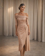 Vestido Midi de Festa Rose Gold Drapeado com Fenda visto de frente, com decote ombro a ombro, manga 3/4 e fenda transpassada