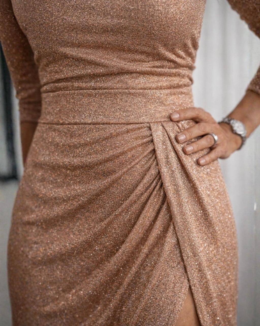 Vestido Midi de Festa Rose Gold Drapeado com Fenda em close do quadril, destacando o drapeado e o brilho do tecido