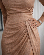 Vestido Midi de Festa Rose Gold Drapeado com Fenda em close do quadril, destacando o drapeado e o brilho do tecido