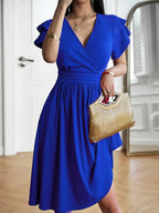 Vestido Midi Decote V Jade Azul Royal visto de frente, com decote transpassado em V, manga curta em babado e cintura franzida