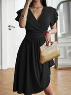 Vestido Midi Decote V Jade Preto visto de frente, com decote transpassado em V, manga curta em babado e cintura franzida