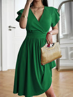 Vestido Midi Decote V Jade Verde visto de frente, com decote transpassado em V, manga curta em babado e cintura franzida