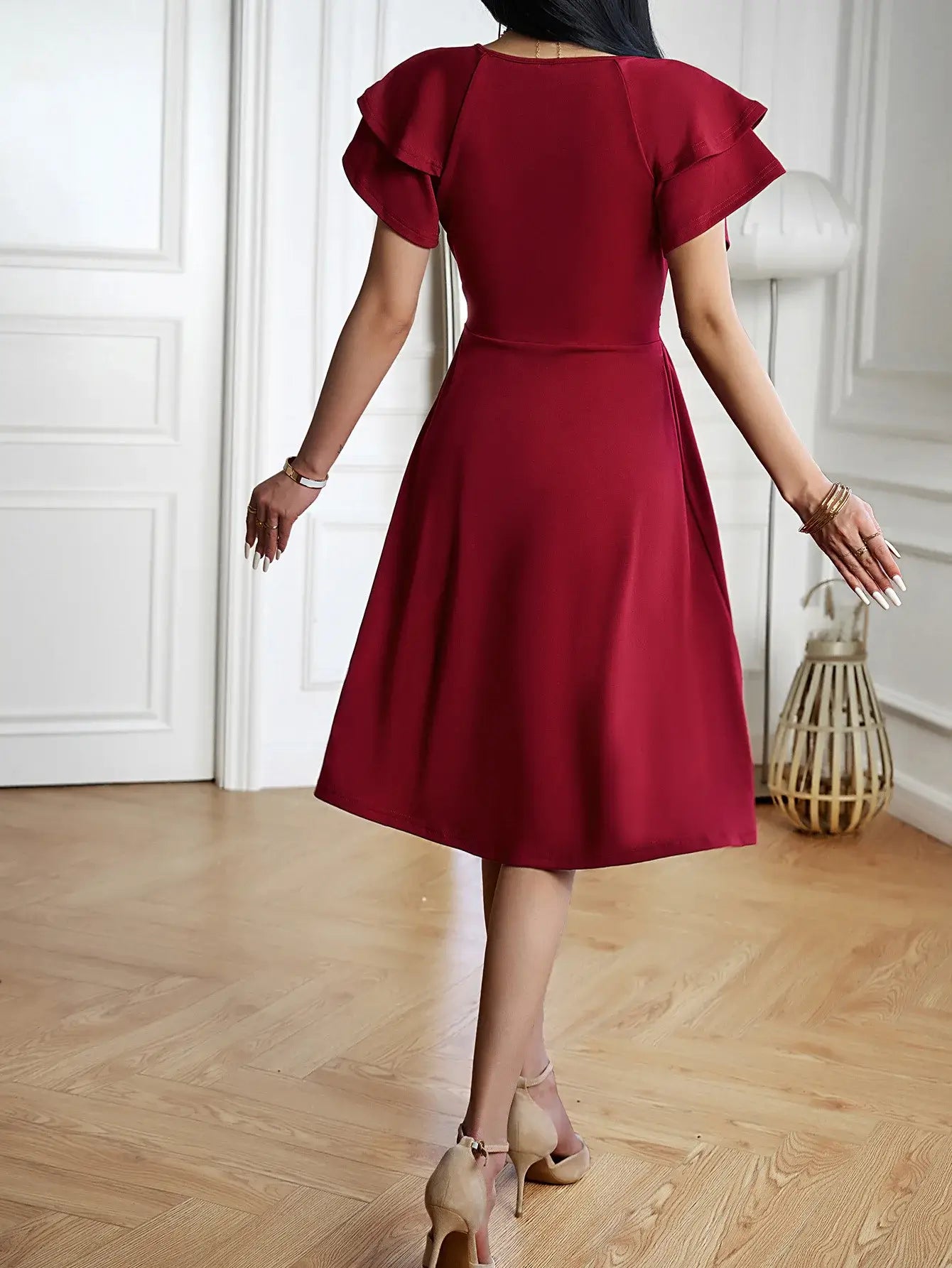 Vestido Midi Decote V Jade Vermelho visto de costas, mostrando o caimento rodado da saia