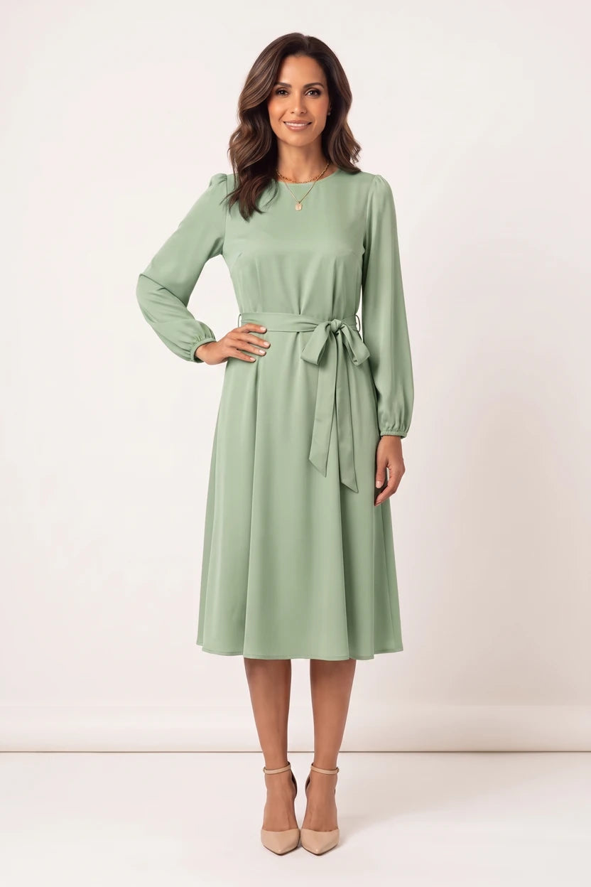 Vestido Midi Elegante Manga Longa Verde - modelo de frente com a mão no quadril