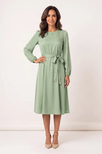 Vestido Midi Elegante Manga Longa Verde - modelo de frente com a mão no quadril