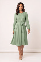 Vestido Midi Elegante Manga Longa Verde - modelo caminhando, dando um passo à frente