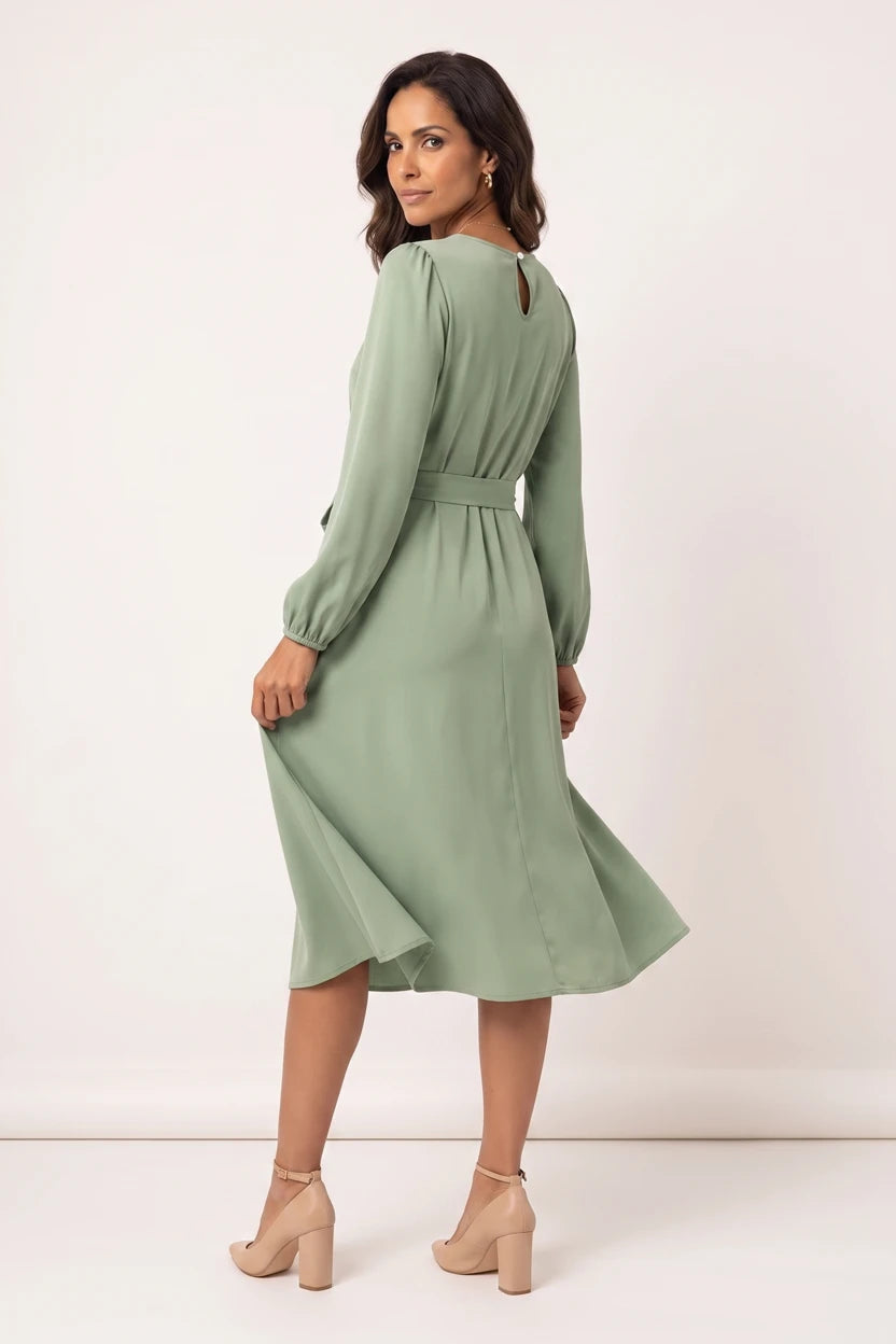 Vestido Midi Elegante Manga Longa Verde - pose de três quartos vista de costas, mostrando o caimento da saia