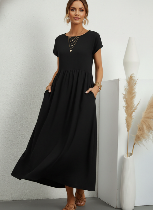 Vestido Midi Feminino Preto de Algodão e Linho Estilo Vintage com Bolsos visto de frente, com colares sobrepostos e sandália rasteira