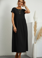Vestido Midi Feminino Preto de Algodão e Linho Estilo Vintage com Bolsos com a modelo ajeitando o cabelo, em plano frontal