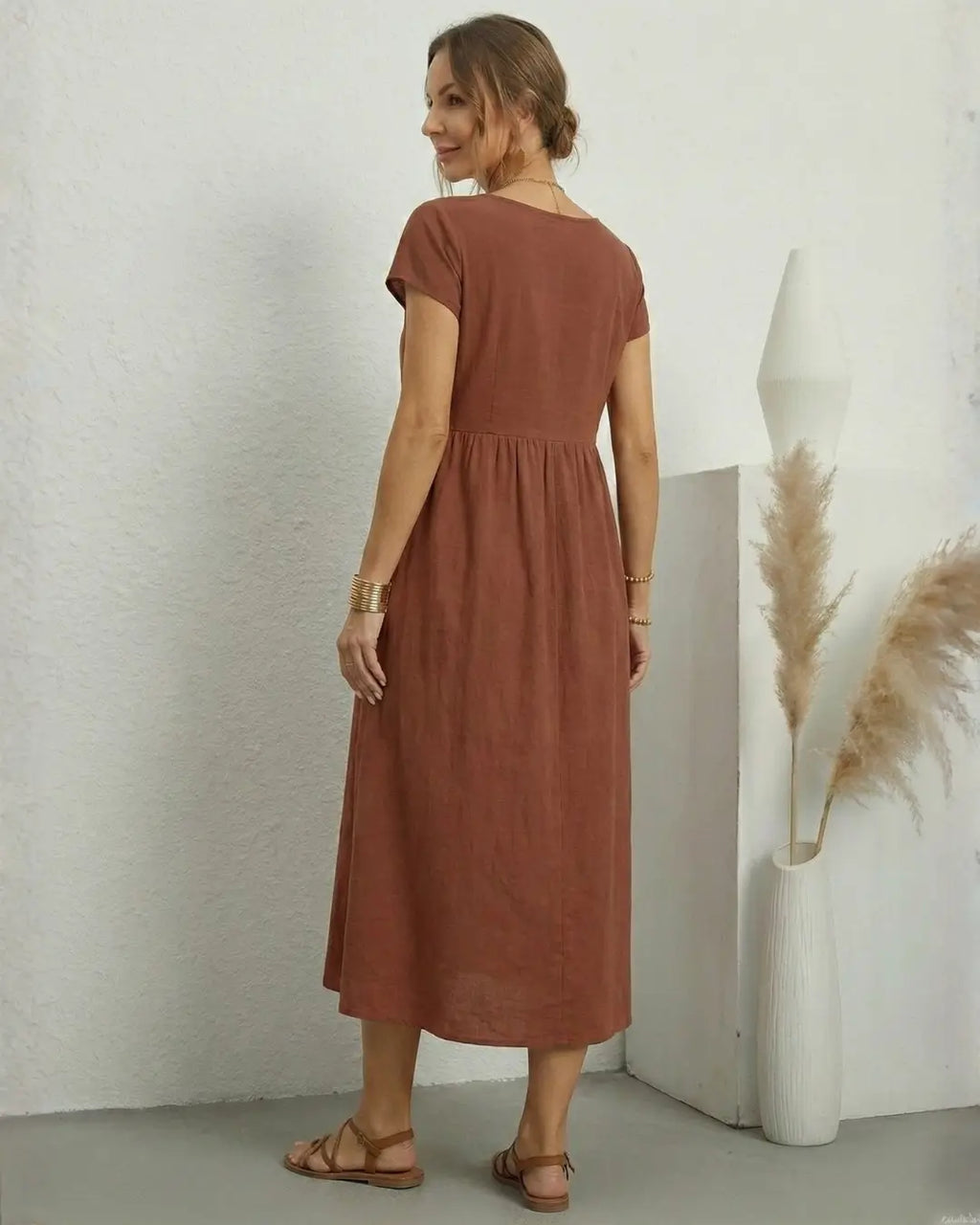 Vestido Midi Feminino Terracota em Algodão e Linho Estilo Boho com Bolsos visto de costas, com o recorte franzido na cintura
