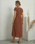 Vestido Midi Feminino Terracota em Algodão e Linho Estilo Boho com Bolsos visto de costas, com o recorte franzido na cintura