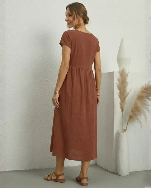 Vestido Midi Feminino Terracota em Algodão e Linho Estilo Boho com Bolsos visto de costas, com o recorte franzido na cintura
