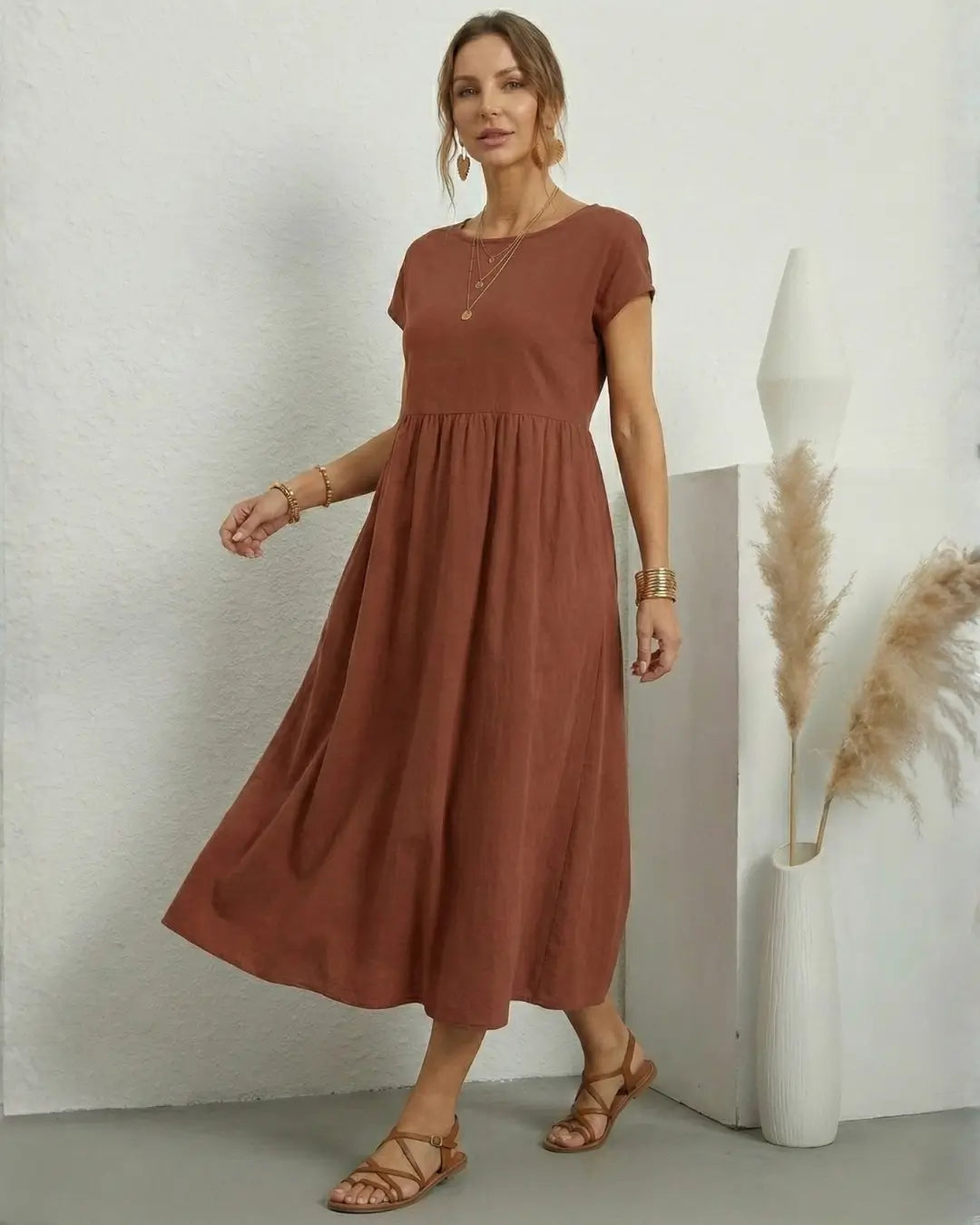 Vestido Midi Feminino Terracota em Algodão e Linho Estilo Boho com Bolsos em plano frontal, com colar delicado e braceletes