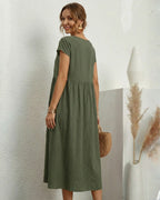 Vestido Midi Verde Oliva em Linho e Algodão visto de costas, mostrando o recorte franzido na cintura