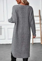 Vestido Feminino Suéter Manga Longa Inverno Cinza Grafite visto de costas, mostrando o comprimento e o caimento solto
