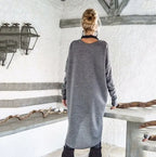 Vestido Feminino Suéter Manga Longa Inverno Cinza Grafite visto de costas em cena externa, com bota de cano alto