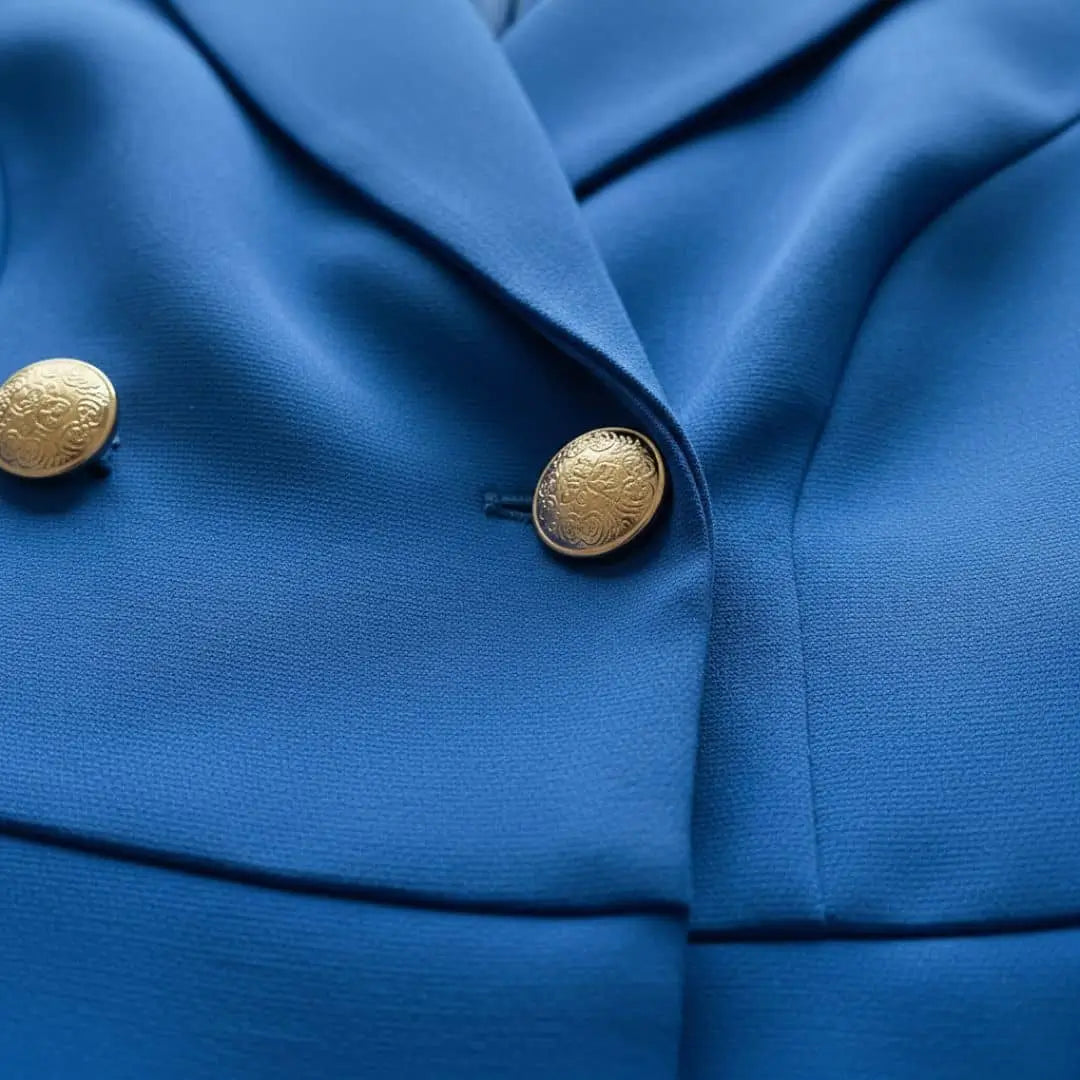 Vestido Tipo Blazer Manga Longa Mariana Azul em macro dos botões dourados sobre o transpasse do tecido