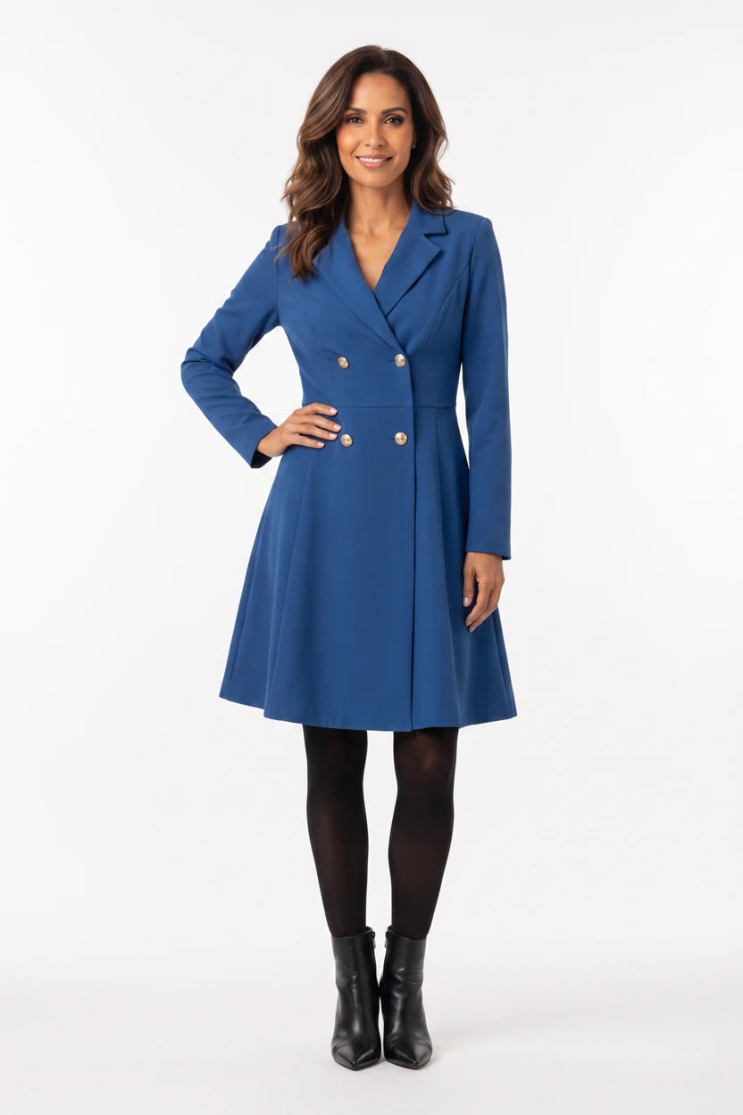 Vestido Tipo Blazer Manga Longa Mariana Azul - modelo de frente com a mão no quadril