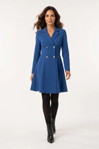 Vestido Tipo Blazer Manga Longa Mariana Azul - modelo caminhando, dando um passo à frente