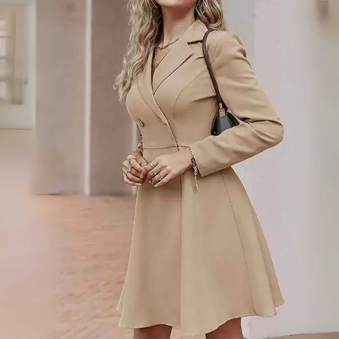 Vestido Tipo Blazer Manga Longa Mariana Bege em cena interna, com bolsa preta a tiracolo e saia rodada