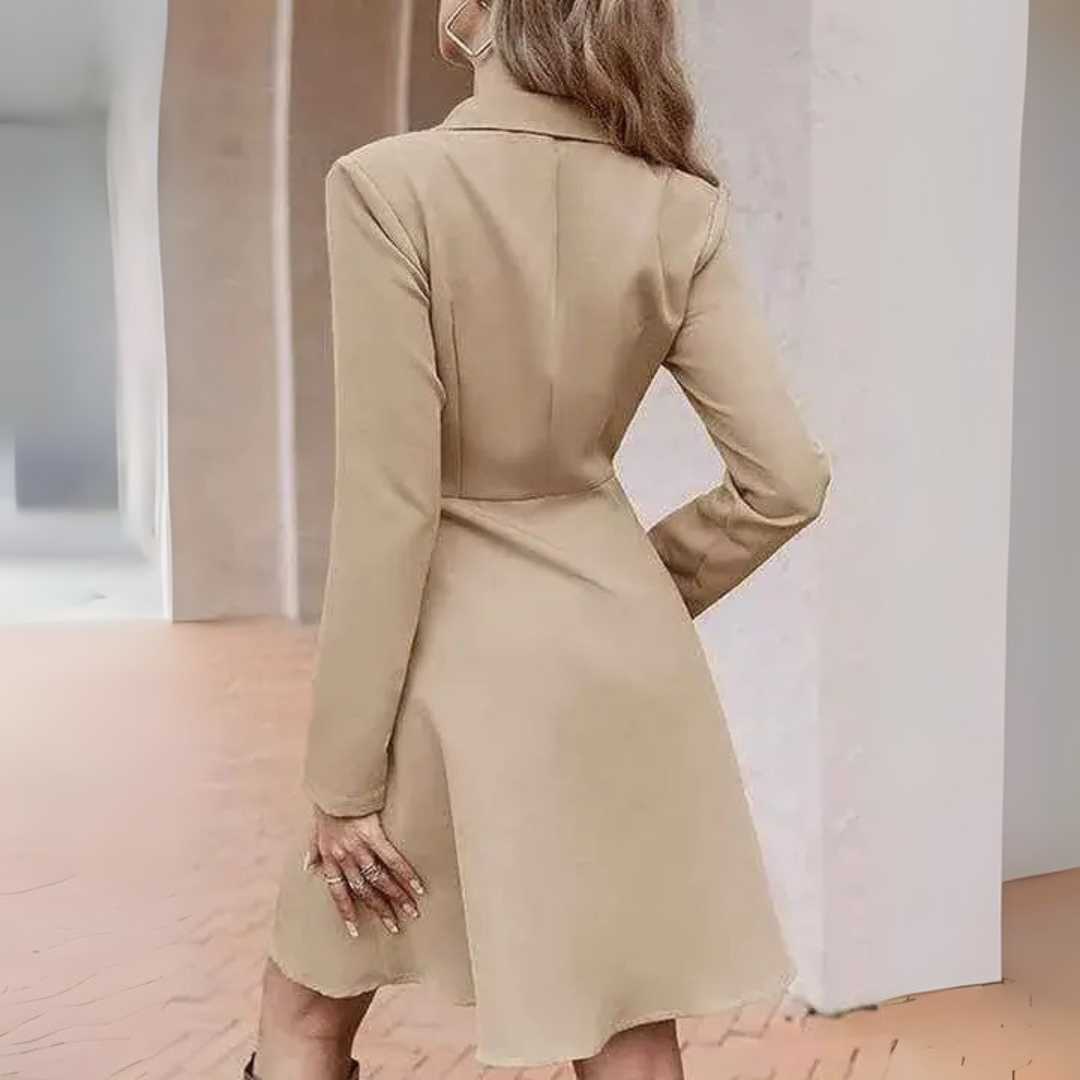 Vestido Tipo Blazer Manga Longa Mariana Bege visto de costas em cena externa, com a saia em movimento