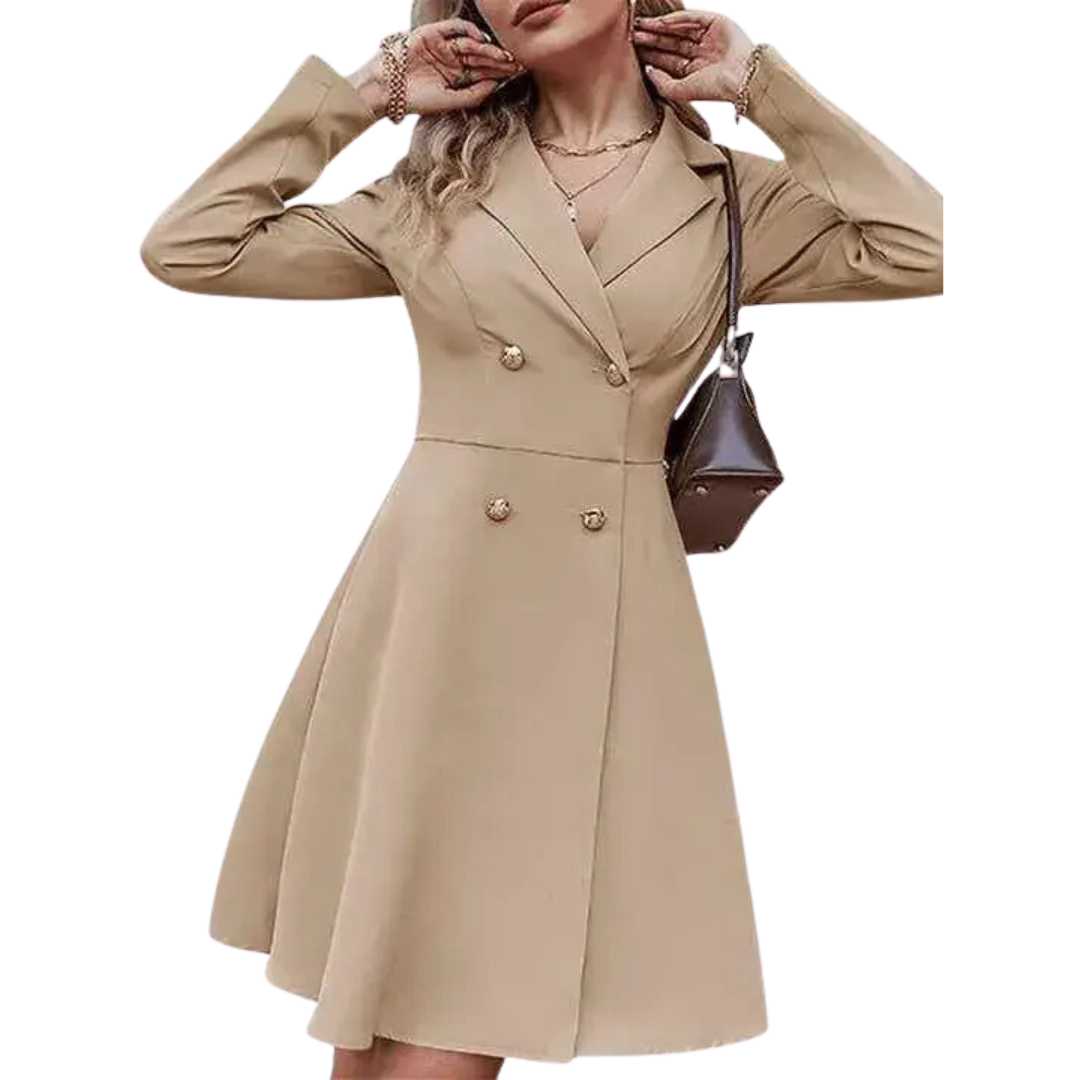 Vestido Tipo Blazer Manga Longa Mariana Bege com a modelo ajeitando o cabelo, com bolsa marrom a tiracolo