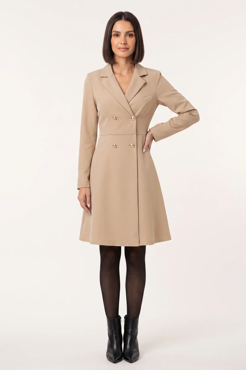 Vestido Tipo Blazer Manga Longa Mariana Bege - modelo de frente com a mão no quadril
