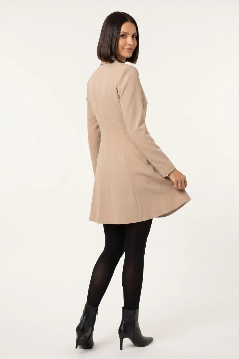 Vestido Tipo Blazer Manga Longa Mariana Bege - pose de três quartos vista de costas, mostrando o rodado da saia
