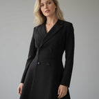Vestido Tipo Blazer Manga Longa Mariana Preto em plano de meio corpo, com gola de alfaiataria e botões forrados