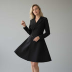Vestido Tipo Blazer Manga Longa Mariana Preto visto de frente em corpo inteiro, com a saia rodada em movimento