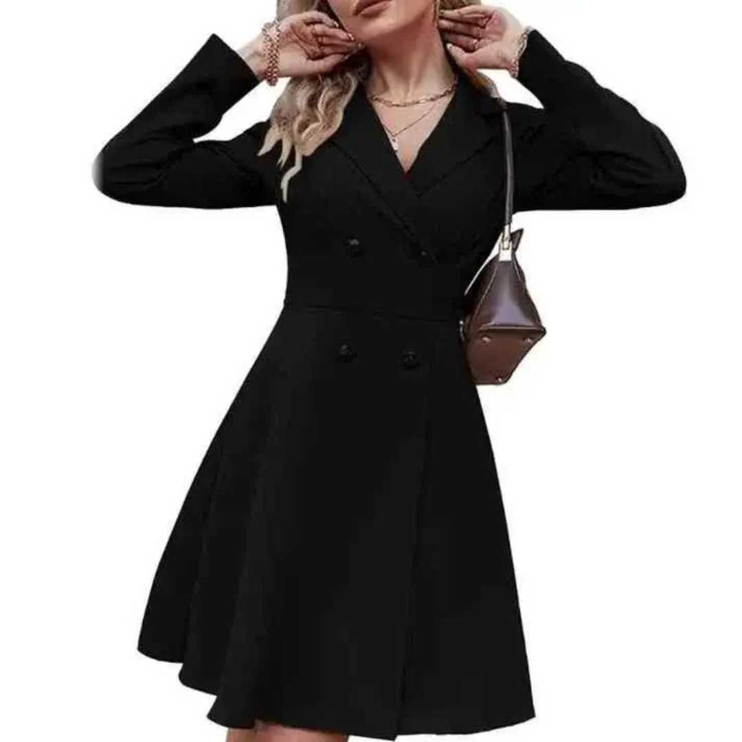 Vestido Tipo Blazer Manga Longa Mariana Preto com a modelo ajeitando o cabelo, com bolsa marrom a tiracolo