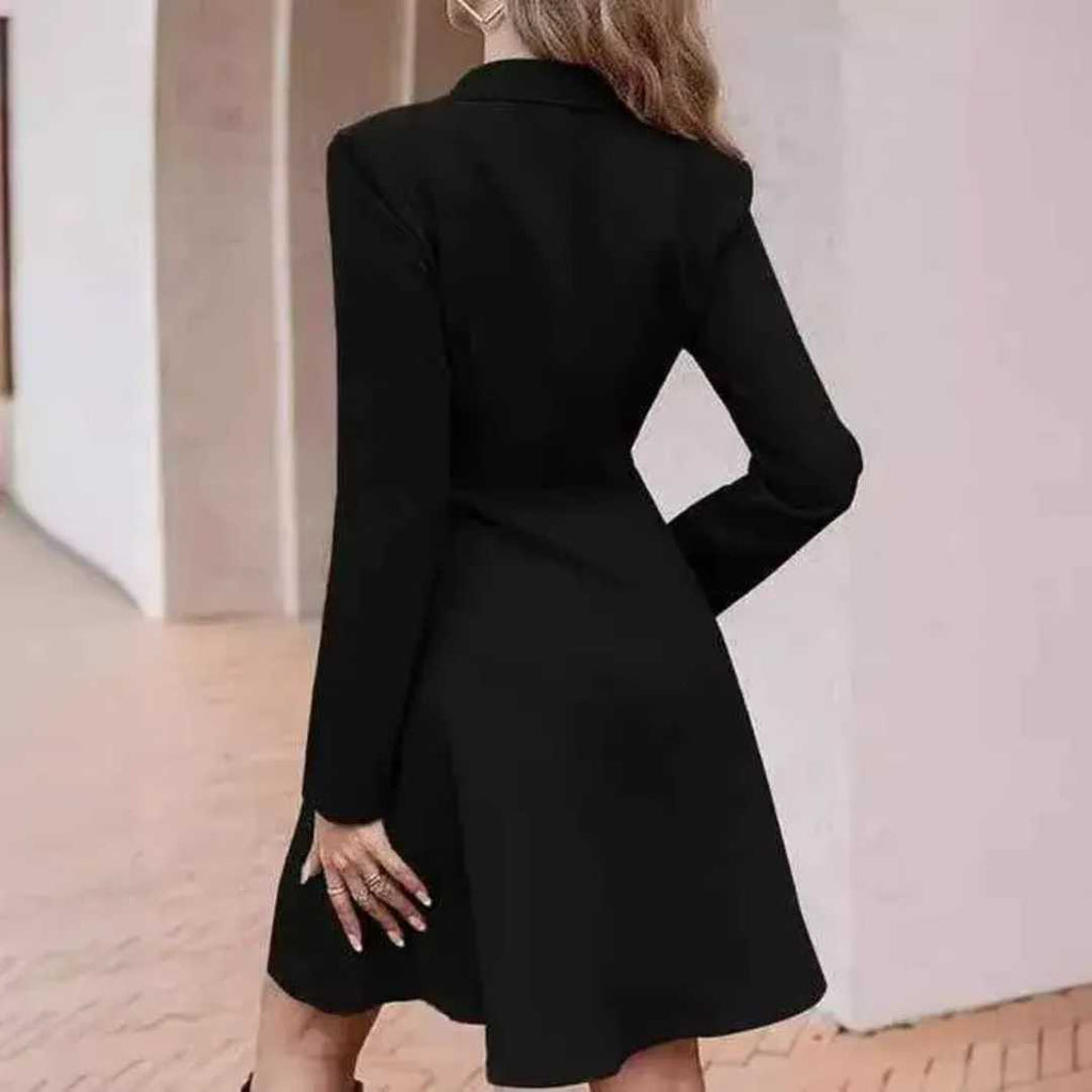 Vestido Tipo Blazer Manga Longa Mariana Preto visto de costas, mostrando o comprimento acima do joelho