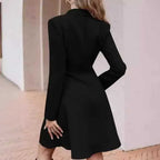 Vestido Tipo Blazer Manga Longa Mariana Preto visto de costas, mostrando o comprimento acima do joelho