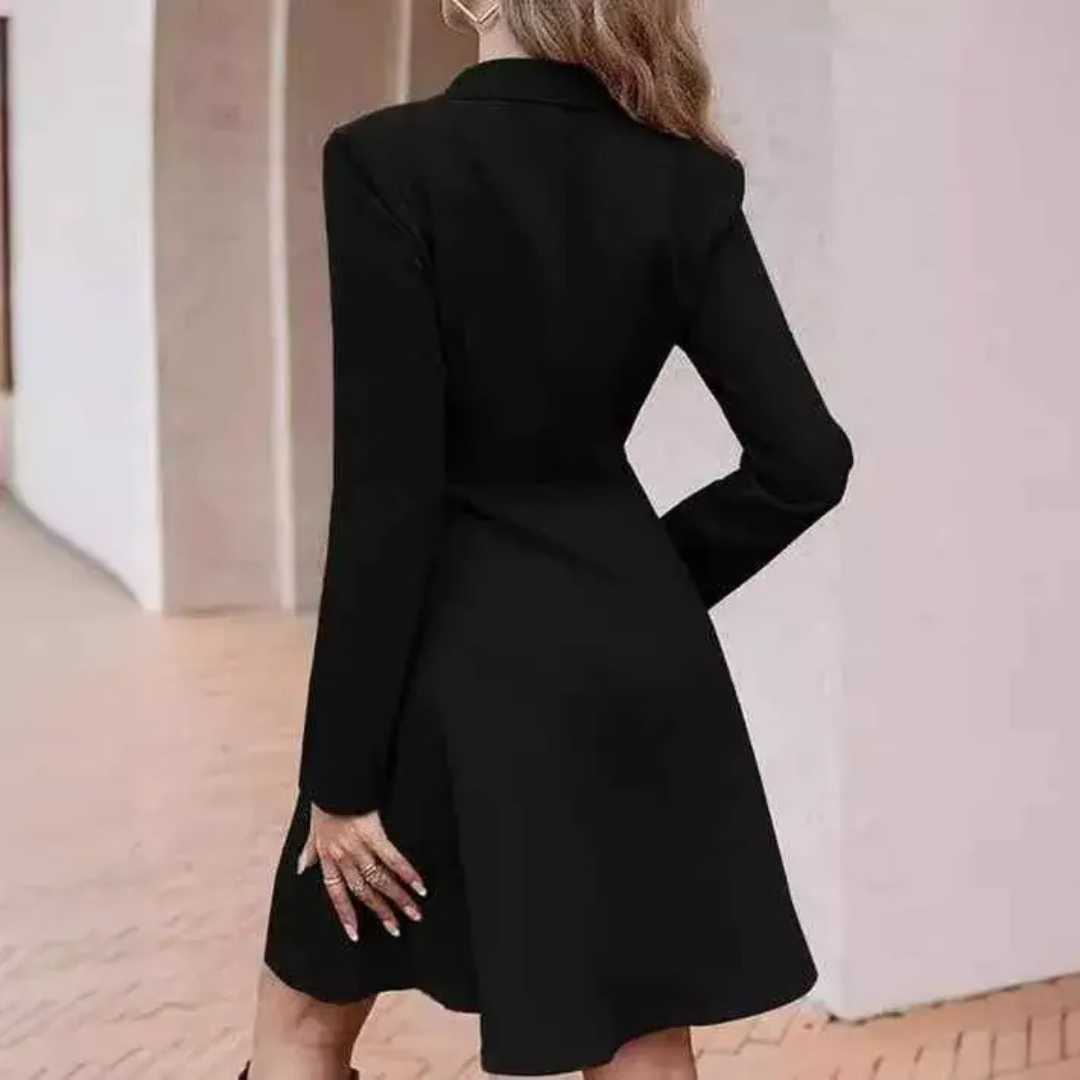 Vestido Tipo Blazer Manga Longa Mariana Preto visto de costas, mostrando o comprimento acima do joelho
