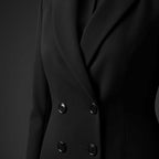 Vestido Tipo Blazer Manga Longa Mariana Preto em macro do transpasse, destacando a fileira dupla de botões