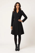 Vestido Tipo Blazer Manga Longa Mariana Preto - modelo de frente com a mão no quadril