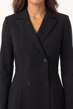 Vestido Tipo Blazer Manga Longa Mariana Preto - detalhe aproximado da gola de lapela e dos botões