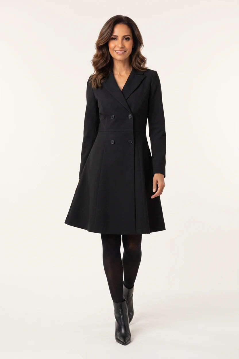 Vestido Tipo Blazer Manga Longa Mariana Preto - modelo caminhando, dando um passo à frente