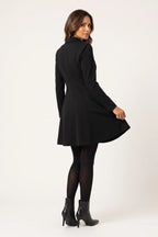 Vestido Tipo Blazer Manga Longa Mariana Preto - pose de três quartos vista de costas, mostrando o rodado da saia