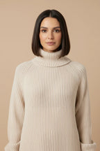 Vestido de Tricot Oversized Gola Alta Bege em close na cintura, destacando o ajuste do tecido