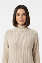 Vestido de Tricot Oversized Gola Alta Bege em detalhe da gola alta em tricot canelado