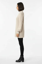 Vestido de Tricot Oversized Gola Alta Bege em segundo angulo, mostrando o caimento do look