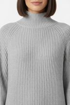 Vestido de Tricot Oversized Gola Alta Cinza em detalhe da gola alta em tricot canelado