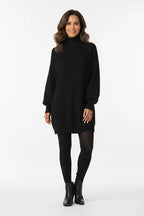 Vestido de Tricot Oversized Gola Alta Preto em vista frontal, evidenciando o caimento e a modelagem