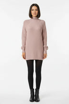 Vestido de Tricot Oversized Gola Alta Rosa em vista frontal aproximada, destacando o tecido