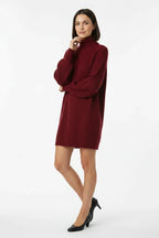 Vestido de Tricot Oversized Gola Alta Vinho em vista frontal aproximada, destacando o tecido